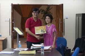Rowena Sachez (Philippines) receiving award from Nick Deocampo at Sabah Pitching Forum, KKIFF 2015